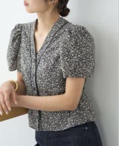 イエナ MONOボタニーVネックブラウスのサムネイル