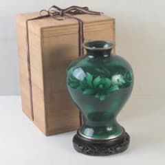 七宝焼　安藤七宝店　緑釉　花文　花瓶　唐木台　共箱　V　9930A 七宝焼 安藤七宝店 緑釉 花文 花瓶 唐木台 共箱 V 9930A - メルカリ