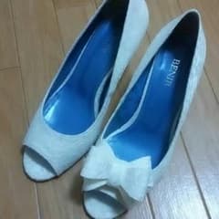 値下げ中人気のベニルウェディングシューズのサムネイル
