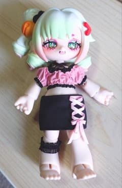 虫虫カフェ KUKAKA 公式アウトフィットのサムネイル