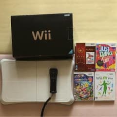 wii 本体＋fit ＋リモコン2本＋ソフト4点セットのサムネイル