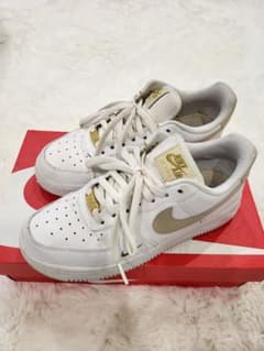 NIKE Air Force 1 ホワイト/ゴールドのサムネイル