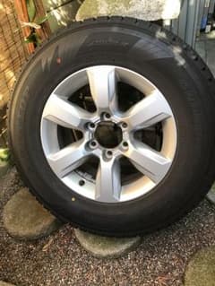 150RYO72様専用プラド中期純正ホイール付きスタッドレスタイヤ 4本のサムネイル