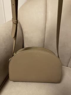 A.P.C アーペーセー ハーフムーンショルダーバッグ 半月型 サンド