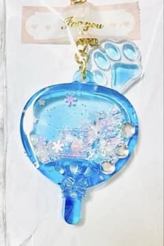 【ハンドメイド】青色 うちわ型 シャカシャカレジンチャームのサムネイル