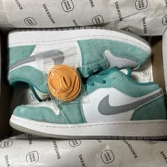 NIKE AIR JORDAN 1 LOW SE "NEW EMERALD"のサムネイル