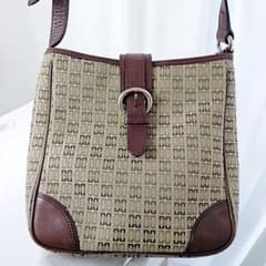 超美品　DAKS ショルダーバッグ　ベージュ ブラウン　DAKSのロゴ 超美品 DAKS ショルダーバッグ ベージュ ブラウン DAKSのロゴ - メルカリ