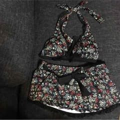 【値下げしました】花柄スカート付き黒ビキニ Mサイズのサムネイル