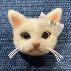 반짝반짝 화이트 리본의 흰 고양이 짱 브로치 양모 펠트