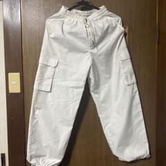 GU ホワイト カーゴパンツ Sサイズのサムネイル