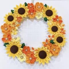 ちりめん細工♡仲良し女の子と向日葵畑アレンジプレート飾り 新柄、和玉＊ ・ ・ 大㉙えんじ 中㊱ベージュ 小㉞濃いグレー 和