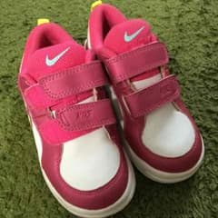 美品★NIKE スニーカー 15センチ ピンク 送料込みのサムネイル