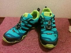 adidas スニーカーのサムネイル