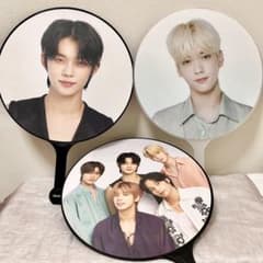 TXT YEONJUN ヨンジュン メンバー集合 うちわ 2枚セット - メルカリ