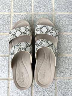 Crocs ヘビ柄 スライドサンダル W 9のサムネイル