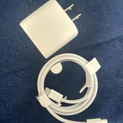 USB-C電源アダプターと充電ケーブルのサムネイル