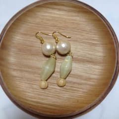 たぬーさまホワイト キャンディみたいな石のイヤリングネジバネのサムネイル