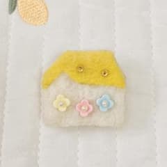 羊毛フェルト　お家のブローチ　ハンドメイド