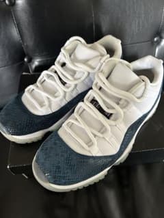 Air Jordan 11 Low ホワイト/ネイビーパイソン柄のサムネイル