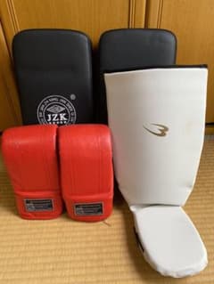キックボクシングセット【グローブ・レガース・キックミット】のサムネイル