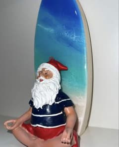 サンタクロースと沖縄の海