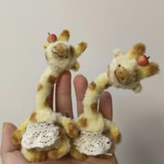 可愛らしいキリン アーティストベア 海外作家様 ハンドメイド ぬいぐるみ りんごキリンさん ぬいぐるみ モールアート ハンドメイド 海外作家様