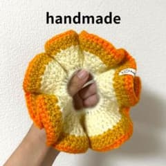 ホワイト×オレンジ×イエロー ハンドメイド シュシュ 編み物 08のサムネイル