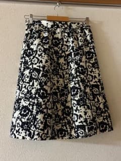 【INDIVI】モノトーン 花柄 フレアスカート ひざ丈のサムネイル