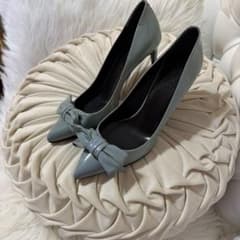 Gucci patent leather pumps with ribbon, gray.