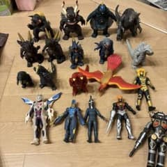 ウルトラマンシリーズと怪獣フィギュアセット ウルトラマンシリーズ 怪獣フィギュアセット - メルカリ
