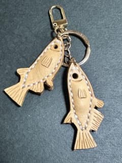 本革　メダカ　キーホルダー　ヌメ革　レザー　雄雌　ハンドメイド　ゴールドのサムネイル