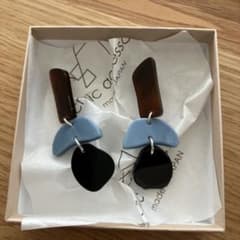 じーめい様専用　 新品　sAn アクリル　ピアスのサムネイル