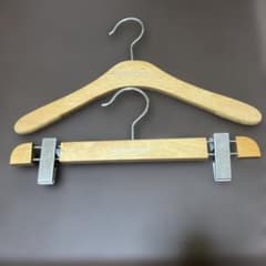 Burberry 木製ハンガー 2本セット - メルカリ