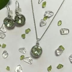 スワロフスキー　ピアス&ネックレス　④クリソライトのサムネイル