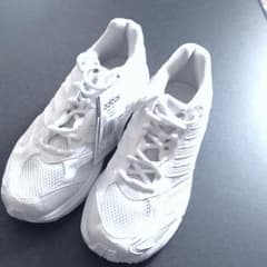 新品タグ付きadidasの白スニーカーのサムネイル