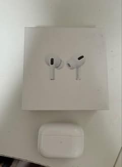 AirPods ケースと左