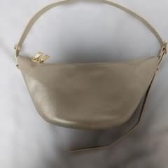 リヴドロワ美品インフルエンサーシホコラボショルダーバッグ ゴールド 