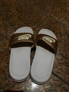 NIKE シャワーサンダル 24cm ゴールド ホワイトのサムネイル