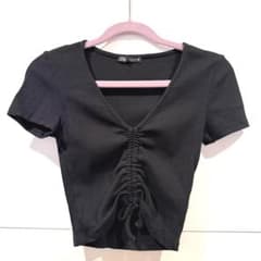 ZARA ブラック 半袖Vネック クロップドトップス Sサイズのサムネイル