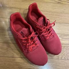 PUMAの赤いスニーカーのサムネイル