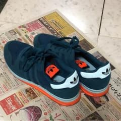 adidas スニーカーのサムネイル