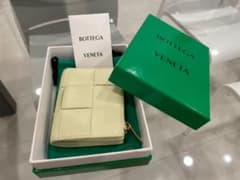 BOTTEGA VENETA二つ折り財布のサムネイル