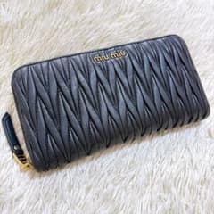 ミュウミュウ ラウンドジップ長財布 マテラッセ ブラック系 ゴールドロゴ ミュウミュウ ラウンドジップ長財布 マテラッセ ブラック系 ゴールド