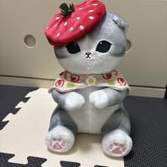 いちご帽子のグレー猫ぬいぐるみのサムネイル