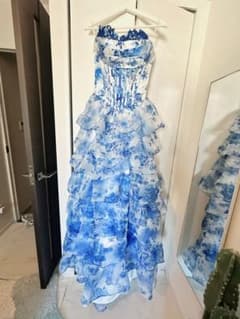 青と白の花柄フリルロングドレス 新品 - メルカリ