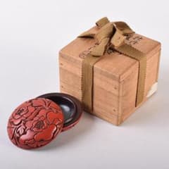 茶道具　堆朱　倶利雕　牡丹庵草　香合　在銘　共箱　V　R8614 茶道具 堆朱 倶利雕 牡丹庵草 香合 在銘 共箱 V R8614 - メルカリ