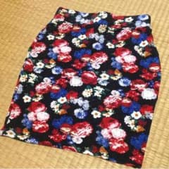 ゆきのん様専用❤️EMODA 花柄タイトスカートのサムネイル