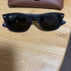 レイバン（Ray-Ban）の「ニューウェイファーラー」（型番：RB2132F）