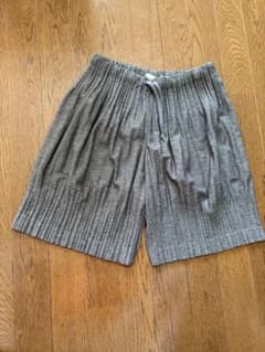 PLEATS PLEASE ISSEYMIYAKEグレー プリーツショートパンツ - メルカリ