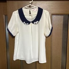 sango 半袖ブラウス ホワイト　M ネイビー襟 花モチーフ付きのサムネイル